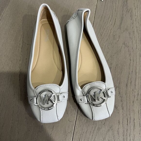 Michael Kors Leather Fulton Flats Grey Silver 6.5 NEW - Picture 1 of 7